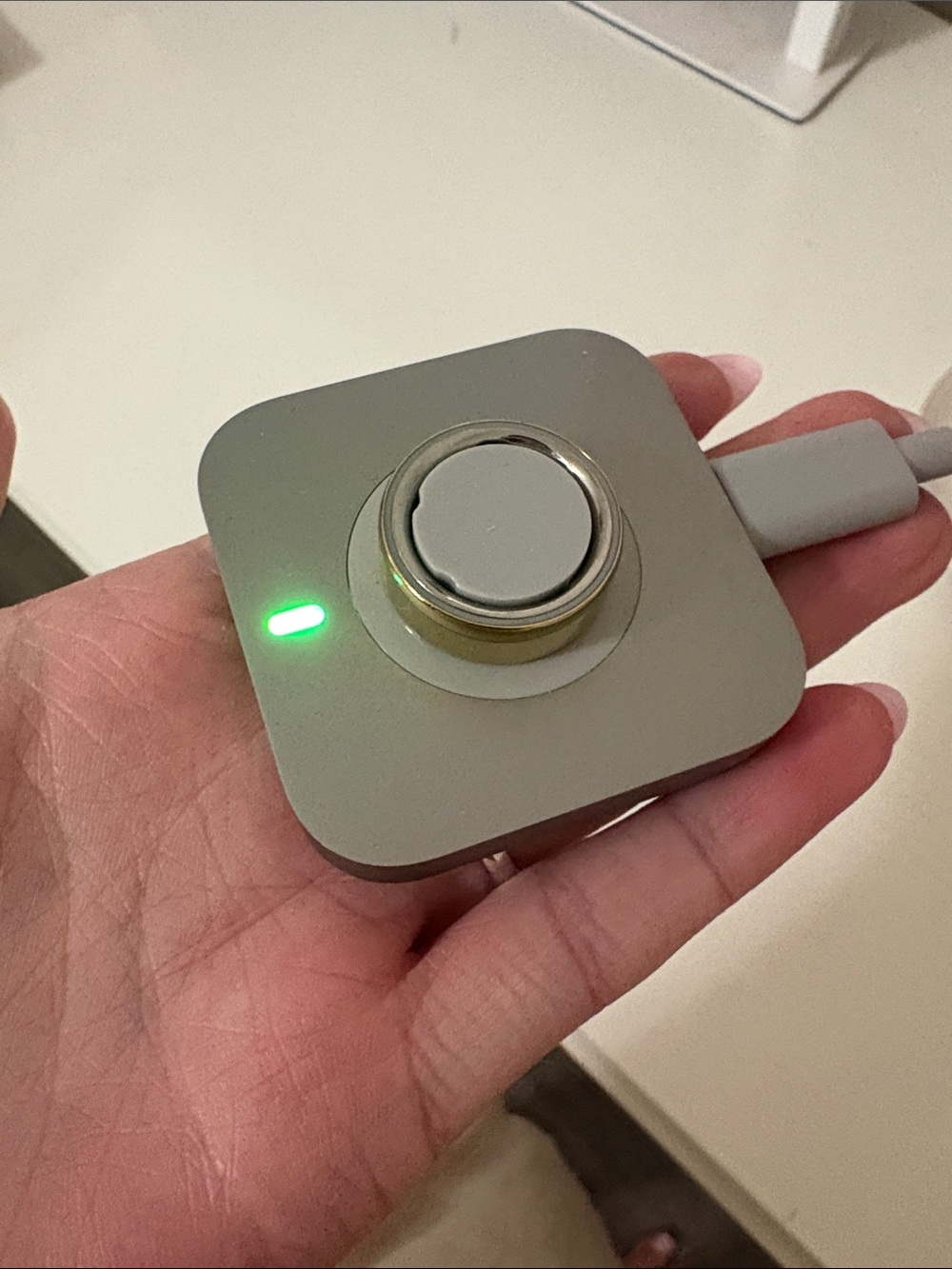 Oura Smart Ring & Charger in Gold size 6